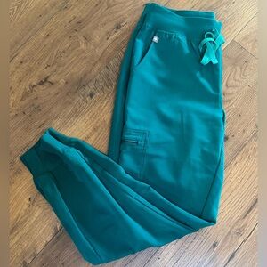 NWT FIGS Scrubs Women’s Zamora jogger in Hunter Green size Small Petite